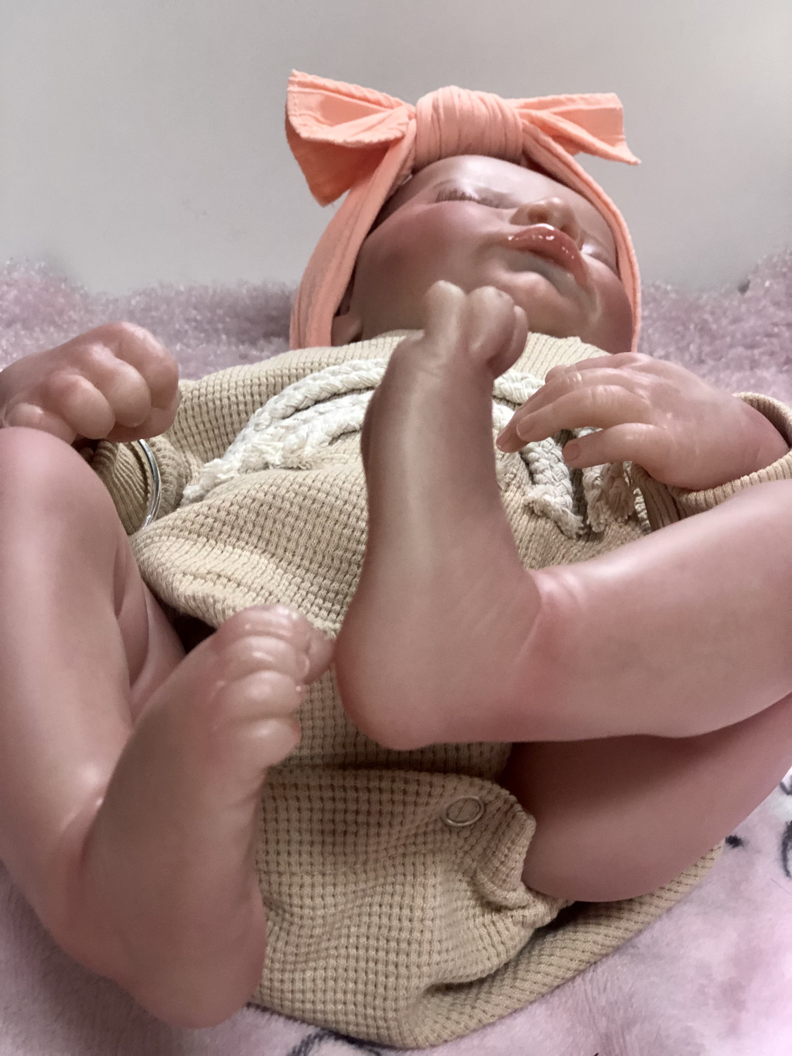 Bebê Reborn recém nascida Elie Sue menina detalhes realistas